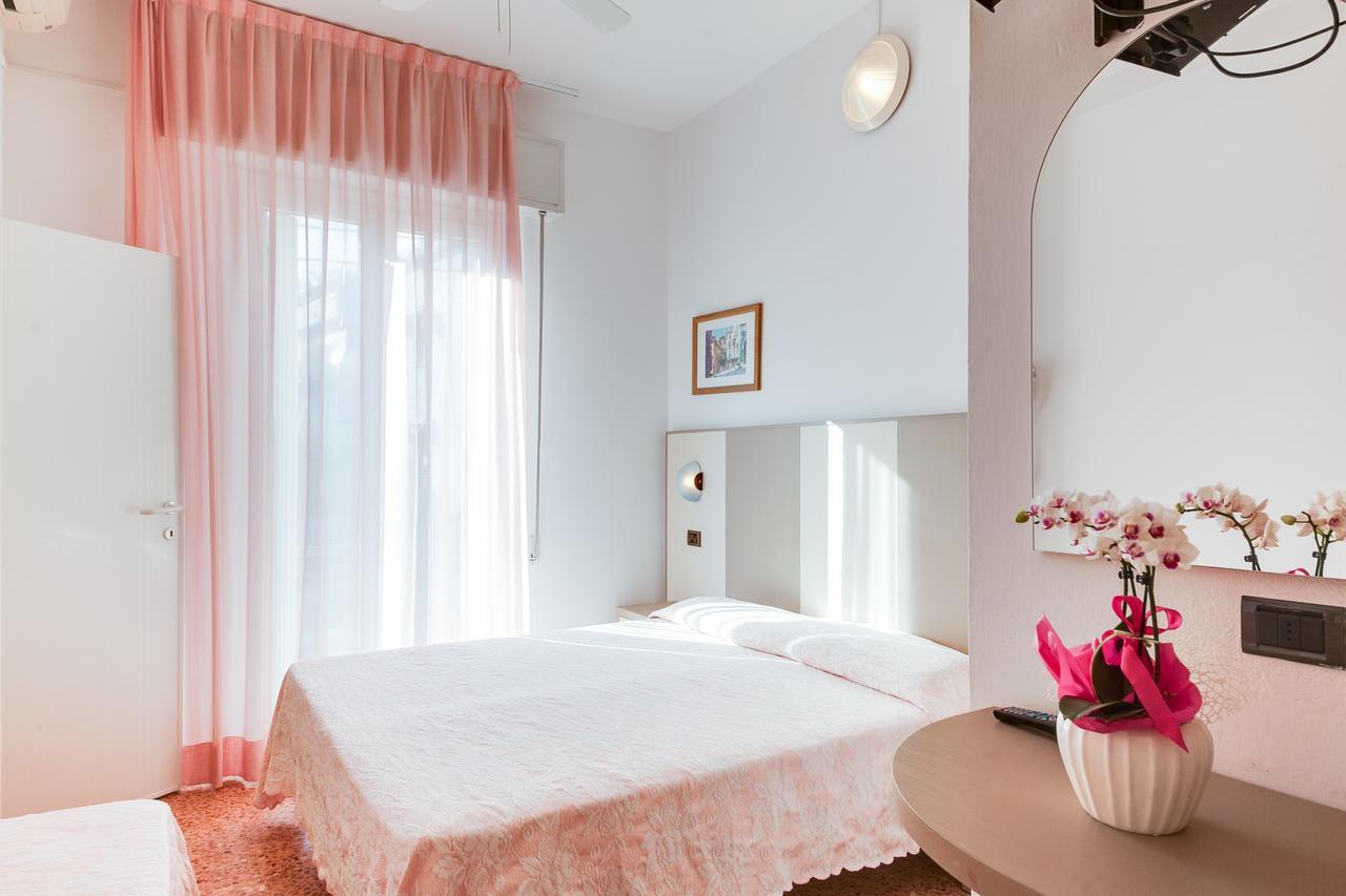 Hotel Barbiani Rimini Exterior photo